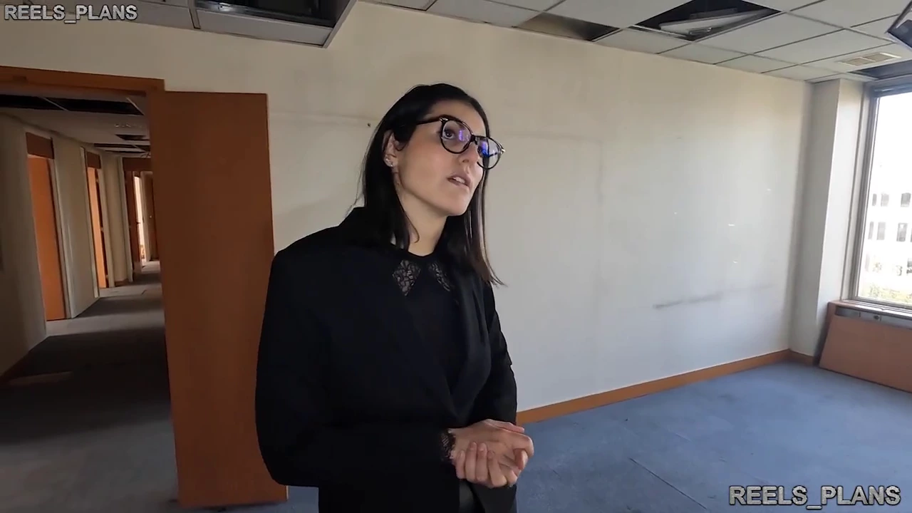 Real estate agent cheats on her boyfriend and gets anal sex during a fake client visit! porn video